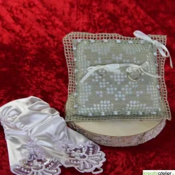 Bezauberndes gehäkeltes Ringkissen in Lindgrün-Creme mit eleganten Satinschleifen - perfekt für romantische Hochzeiten