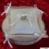 Bezauberndes gehäkeltes Ringkissen in Creme-Creme mit Herzchen und Satinschleifen - Perfektes Hochzeits-Accessoire