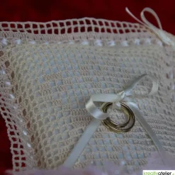 Bezauberndes gehäkeltes Ringkissen in Creme-Creme mit Herzchen und Satinschleifen - Perfektes Hochzeits-Accessoire