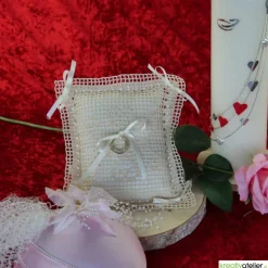 Bezauberndes gehäkeltes Ringkissen in Creme-Creme mit Herzchen und Satinschleifen - Perfektes Hochzeits-Accessoire