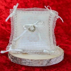 Bezauberndes gehäkeltes Ringkissen in Creme-Creme mit Herzchen und Satinschleifen - Perfektes Hochzeits-Accessoire