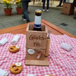 Bierhalter mit Flaschenöffner aus Holz mit Gravur