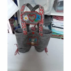 Biertragetasche Lederhose als Geschenk, Vatertagsgeschenk für den Mann oder zum Jubiläum ausreichend für zwei Bierflaschen. Personalisierbar