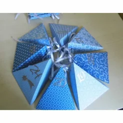 Blauer Adventskalender zum Befüllen – 24 Dreieckschachteln aus Bastelkarton