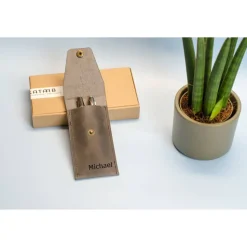 Bleistifthalter aus Leder mit Gravur. Personalisiertes Stiftetui aus Leder. Leder Stifthülle. Monogram Stifteetui. Größe