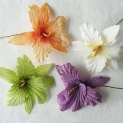 Blüte in 4 Farben als Deko auf einer Geschenkverpackung