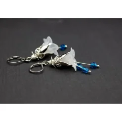 Blütenohrringe in weiß und blau, Ohrringe,  Glockenblumen, Schmuck für Frauen Geschenk, Hochzeit, silberfarben