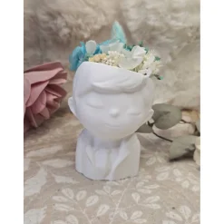 Blumenjunge „Ben“ aus Raysin mit echten Trockenblumen – Handgefertigte Dekofigur