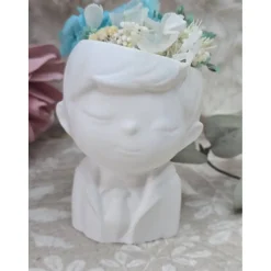 Blumenjunge „Ben“ aus Raysin mit echten Trockenblumen – Handgefertigte Dekofigur