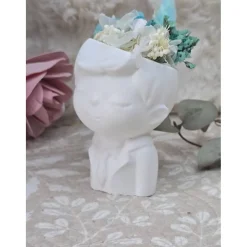 Blumenjunge „Ben“ aus Raysin mit echten Trockenblumen – Handgefertigte Dekofigur