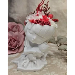 Blumenmädchen Bella mit Katze aus Raysin und echten Trockenblumen – Handgefertigte Dekofigur