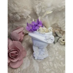 Blumenmädchen Laila mit Hut & Trockenblumen – Handgefertigte Dekofigur aus Raysin