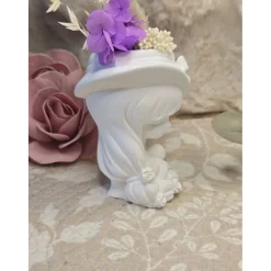 Blumenmädchen Laila mit Hut & Trockenblumen – Handgefertigte Dekofigur aus Raysin