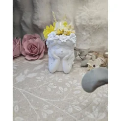 Blumenmädchen „Sunny“ aus Raysin mit echten Trockenblumen – Handgemachte Dekofigur (9 x 7,5 cm)