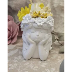 Blumenmädchen „Sunny“ aus Raysin mit echten Trockenblumen – Handgemachte Dekofigur (9 x 7,5 cm)