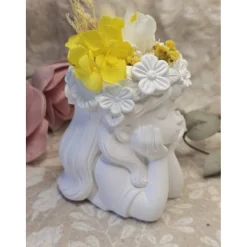 Blumenmädchen „Sunny“ aus Raysin mit echten Trockenblumen – Handgemachte Dekofigur (9 x 7,5 cm)