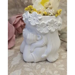 Blumenmädchen „Sunny“ aus Raysin mit echten Trockenblumen – Handgemachte Dekofigur (9 x 7,5 cm)