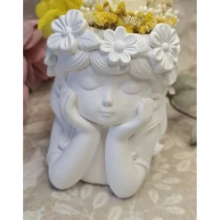 Blumenmädchen „Sunny“ aus Raysin mit echten Trockenblumen – Handgemachte Dekofigur (9 x 7,5 cm)