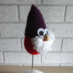 Blumenstecker / Pflanzenstecker Wichtel mit Kulleraugen - lila/rot