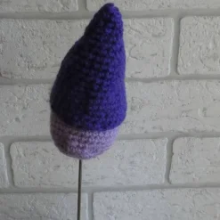 Blumenstecker / Pflanzenstecker Wichtel mit Kulleraugen - lila/flieder