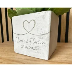 Blumentopf Beton-Optik personalisiert mit Herz, Namen & Datum – Hochzeitsgeschenk & Jahrestag