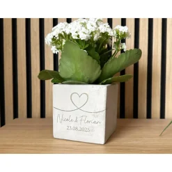 Blumentopf Beton-Optik personalisiert mit Herz, Namen & Datum – Hochzeitsgeschenk & Jahrestag