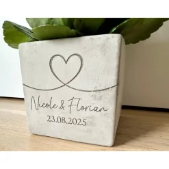 Blumentopf Beton-Optik personalisiert mit Herz, Namen & Datum – Hochzeitsgeschenk & Jahrestag
