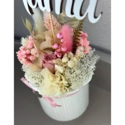 blumiges Muttertags Gesteck in frisches Farben und vielen verschiedenen Trockenblumen