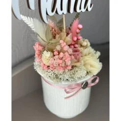 blumiges Muttertags Gesteck in frisches Farben und vielen verschiedenen Trockenblumen