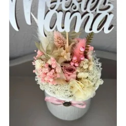 blumiges Muttertags Gesteck in frisches Farben und vielen verschiedenen Trockenblumen