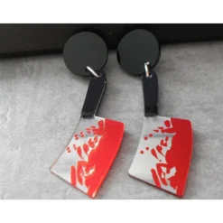Blutige Hackebeil Ohrstecker – Halloween Messer Statement Schmuck aus Acryl