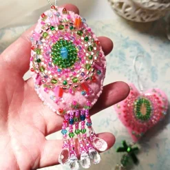 Boho Ornament Unikat handbestickt bunt mit Perlen – Luxus Deko Herz & Oval, pompös handmade