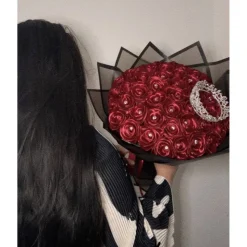 Bouquet mit 50 handgefertigten Satinrosen