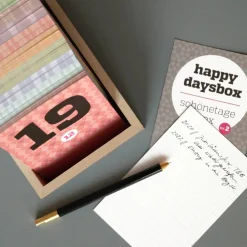Box zum Sammeln von Erinnerungen – HAPPYDAYSBOX, Kombination aus Kalender und Tagebuch zum Notieren schöner Momente