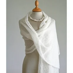 Brautschal aus Mohair in ivory, gestrickte Hochzeitsstola, weiches Umschlagtuch, Stola zum Brautkleid