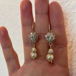 Brautschmuck-Set schneeweiß: Rückenkette, Armband & Ohrringe aus Glaswachsperlen mit Strass – individualisierbar