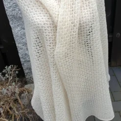 Brautstola Cremeweiß – Edle Stola aus feinster Wolle, Baumwolle & Kaschmir, filigranes Muster