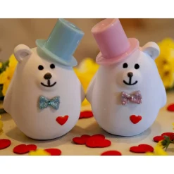 Bärchen Paar aus Raysin mit Hut und Fliege - niedliche Dekoration oder Hochzeitsgeschenk