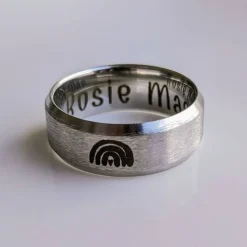 Breiter Edelstahlring mit individueller Gravur - Persönliche Geschenkidee für Frauen zum Muttertag - Geschenk zur Geburt