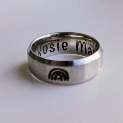 Breiter Edelstahlring mit individueller Gravur - Persönliche Geschenkidee für Frauen zum Muttertag - Geschenk zur Geburt