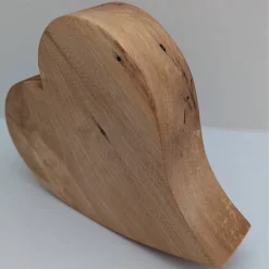 Buchenholzherz mit Metallschlüssel, ein Symbol für die romantischste Liebeserklärung der Welt...