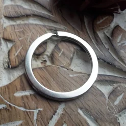 Buchstabe blauer Blumenkranz Anhänger bronze silberfarbe 25mm mit Blatt Schlüsselanhänger Cabochon