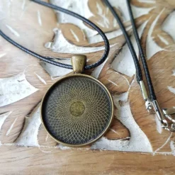 Buchstabe blauer Blumenkranz Anhänger bronze silberfarbe 25mm mit Blatt Schlüsselanhänger Cabochon