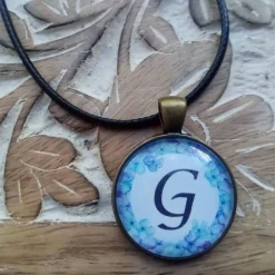 Buchstabe blauer Blumenkranz Anhänger bronze silberfarbe 25mm mit Blatt Schlüsselanhänger Cabochon