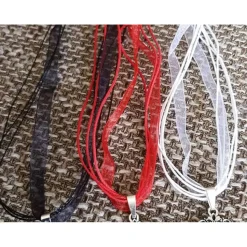 Buchstabe blauer Blumenkranz Anhänger bronze silberfarbe 25mm mit Blatt Schlüsselanhänger Cabochon