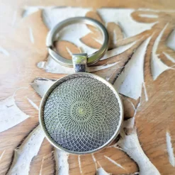 Buchstabe blauer Blumenkranz Anhänger bronze silberfarbe 25mm mit Blatt Schlüsselanhänger Cabochon