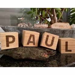 Buchstaben und Zahlen: Würfel aus Holz zur Geburt, Taufe oder Dekoration