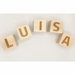 Buchstaben und Zahlen: Würfel aus Holz zur Geburt, Taufe oder Dekoration