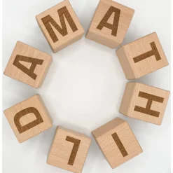 Buchstaben und Zahlen: Würfel aus Holz zur Geburt, Taufe oder Dekoration