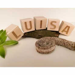 Buchstaben und Zahlen: Würfel aus Holz zur Geburt, Taufe oder Dekoration